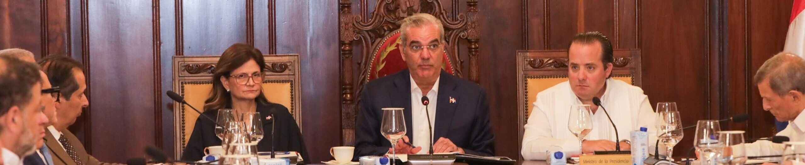 Gobierno Dominicano Traza Ruta Fiscal: Abinader y Peña Aprueban Política Presupuestaria 2027